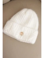 Dámská zimní čepice z huňaté příze a s elegantním knoflíkem bílá