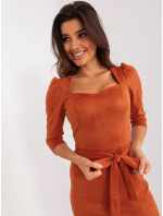 Tmavě oranžové vypasované šaty s rozparkem