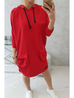 Šaty s kapucí v červené barvě