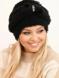 Dámská zimní čepice huňatá s ozdobou a kožešinou černá