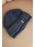 Dámská zimní čepice nadýchaná s perlami a ozdobným vzorem jeansová