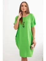 Šaty s kapsami a přívěskem zelená jasná