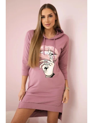 Šaty s delšími zády a barevným potiskem tmavě růžové barvy