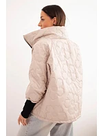 Dámská jarní prošívaná bunda se zdobným ražením a zipem tmavě béžová