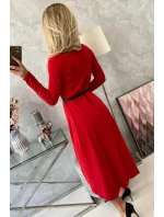 Šaty s ozdobným páskem a červeným nápisem Šaty s ozdobným páskem a červeným nápisem