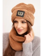 Dámská polarová souprava čepice a nákrčník s ozdobnou nášivkou camelový Dámská polarová souprava čepice a nákrčník s ozdobnou nášivkou camelový