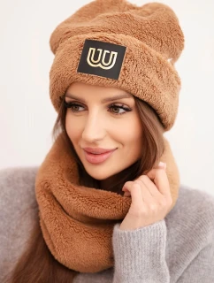 Dámská polarová souprava čepice a nákrčník s ozdobnou nášivkou camelový