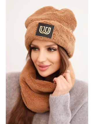 Dámská polarová souprava čepice a nákrčník s ozdobnou nášivkou camelový Dámská polarová souprava čepice a nákrčník s ozdobnou nášivkou camelový