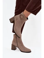 Dámské zateplené semišové kotníkové boty na sloupku s ozdobným detailem – béžové Artiker