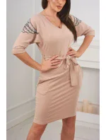 Šaty s křídly na ramenou béžové