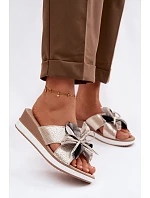 Kožené nazouváky na platformě s dekorativním květem S.Barski GR61-5989 Zlaté Kožené nazouváky na platformě s dekorativním květem S.Barski GR61-5989 Zlaté