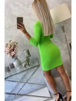 Přiléhavé šaty se zeleným neonovým výstřihem