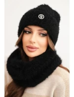 Dámská souprava čepice a šály zimní nadýchaná s ozdobným emblémem černá Dámská souprava čepice a šály zimní nadýchaná s ozdobným emblémem černá