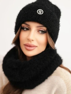 Dámská souprava čepice a šály zimní nadýchaná s ozdobným emblémem černá