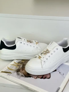 Nízké Tenisky Z Eko Kůže S Odznaky Bílo-Černé Cillione