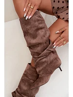 Zvrásněné kozačky s kitten heel na klínu z semiše v khaki barvě Lowen Zvrásněné kozačky s kitten heel na klínu z semiše v khaki barvě Lowen
