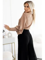 578-1 Jedinečná halenka s dlouhými rukávy, vázáním a knoflíky - karamelová barva - moka pěna