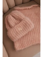 Dámská sada čepice a šály zimní huňaté s ozdobným emblémem světle pudrově růžová