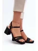 Dámské sandály na podpatku s lesklým páskem černé Tessata Dámské sandály na podpatku s lesklým páskem černé Tessata