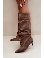 Zvrásněné kozačky s kitten heel na klínu z semiše v khaki barvě Lowen Zvrásněné kozačky s kitten heel na klínu z semiše v khaki barvě Lowen