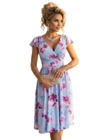 425-14 MATILDE Blinkered midi šaty s obálkovým výstřihem a krátkými rukávy - modré s růžovými květy