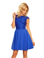 Dámské šaty v chrpové barvě s krajkou model 5917654 Dámské šaty v chrpové barvě s krajkou model 5917654