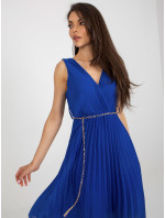 Kobaltově modré řasené midi šaty s páskem