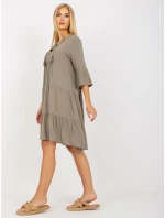 Šaty D73761M30214A5EN khaki barva Šaty D73761M30214A5EN khaki barva