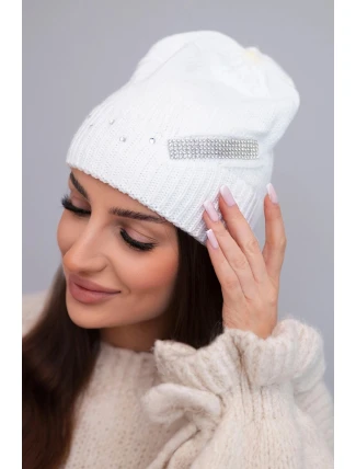 Dámská zimní pletená čepice s ozdobným páskem z cyrkonií K402 bílá