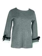 Dámský svetr na rukávech zdobený bílým plisovaným volánkem a černou stužkou SW 0202 - Gemini Dámský svetr na rukávech zdobený bílým plisovaným volánkem a černou stužkou SW 0202 - Gemini