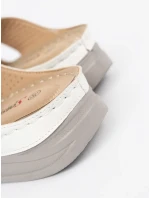 Praktické dámské nazouváky bílé na klínku Praktické dámské nazouváky bílé na klínku