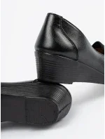 Pěkné dámské černé polobotky na klínku Pěkné dámské černé polobotky na klínku