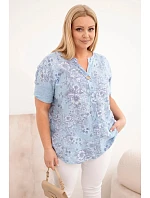 Dámská bavlněná halenka plus size s krátkým rukávem a ozdobným knoflíkem modrá Dámská bavlněná halenka plus size s krátkým rukávem a ozdobným knoflíkem modrá