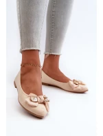 Dámské lodičky z ekologického semiše s mašlí a broží v jemně béžové barvě Satris