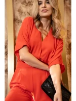 S395 Kombinéza se širokými nohavicemi a zavinovacím výstřihem - korálová