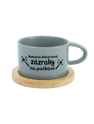 NEMOŽNÉ DĚLÁM HNED, ZÁZRAKY NA POČKÁNÍ - šedý hrníček makronka 200 ml NEMOŽNÉ DĚLÁM HNED, ZÁZRAKY NA POČKÁNÍ - šedý hrníček makronka 200 ml