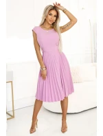 311-18 LILA Klasické plisované šaty s krátkými rukávy a páskem - WRZOSH
