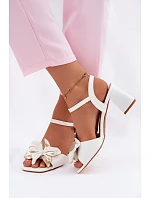 Dámské sandály na podpatku s ozdobným květem Vinceza 20283 bílé