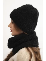 Dámská souprava čepice a šály zimní nadýchaná s ozdobným emblémem černá Dámská souprava čepice a šály zimní nadýchaná s ozdobným emblémem černá