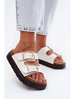 Lakované dámské pantofle Ploché se zlatými sponami Lee Cooper LCW-26-35-4460L bílé