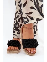 Dámské pantofle na platformě s ozdobnými květinami – černé