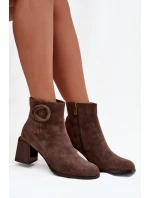 Dámské zateplené kotníkové botky z semiše na sloupku s ozdobným detailem – hnědé Artiker