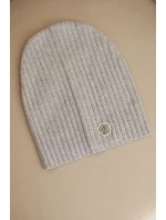 Dámská čepice s proužky a ozdobným knoflíkem, s přídavkem viskózy a modalu šedá