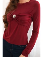 Dámská blůza z viskózy přiléhavá s řasením a broží bordó