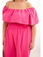 Dámský overal plus size s odhalenými rameny, volánem a širokými nohavicemi růžový Dámský overal plus size s odhalenými rameny, volánem a širokými nohavicemi růžový