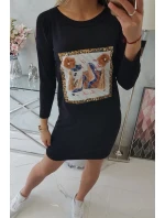 Šaty s 3D grafikou a ozdobnými volánky černé barvy