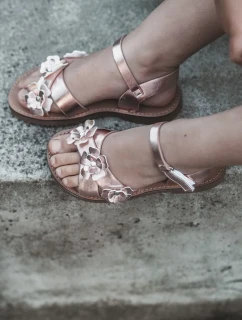 Dětské sandály zdobené květinami a zapínáním na suchý zip, růžová fagossa