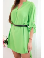 Šaty s delšími zády a páskem pistáciová