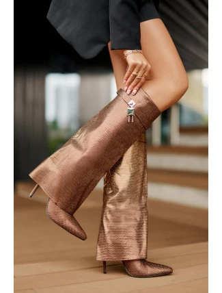 Ozdobené nazouvací kozačky na jehlovém podpatku s ohrnutým svrškem hnědé Enathlin