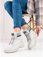 Trendy kotníčkové boty dámské šedo-stříbrné na plochém podpatku Trendy kotníčkové boty dámské šedo-stříbrné na plochém podpatku